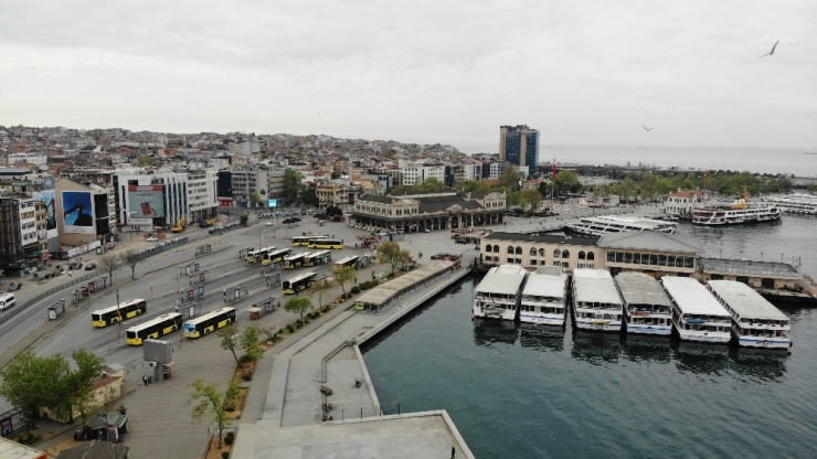 3 Günlük Sokağa Çıkma Kısıtlaması Nedeniyle Kadıköy Meydanı Boş Kaldı