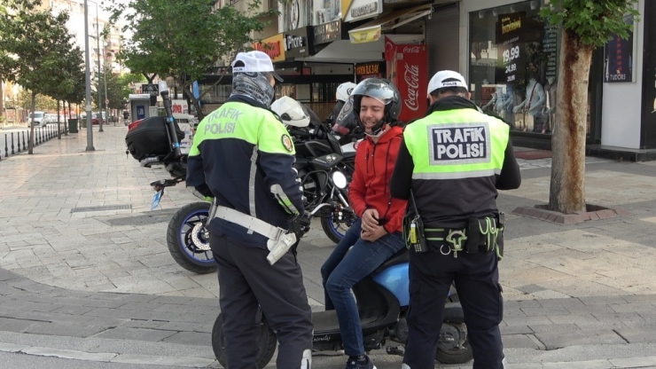 Denizli’de Polis Kısıtlamanın Birebir Uygulanması İçin Yoğun Çaba Gösteriyor