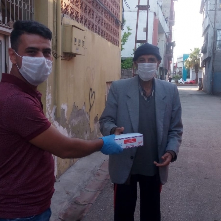 Adanalı İş Adamı 200 Bin Maske Dağıttı