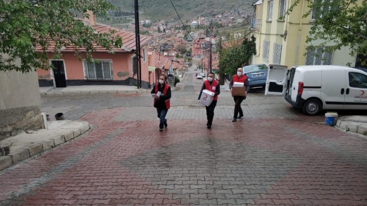Afyonkarahisar’da Kızılay Yağmur Çamur Demeden Yardımları Ulaştırıyor