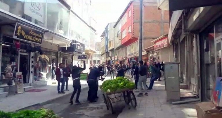 Doğubayazıt’ta Zabıta Ve Seyyar Satıcılar Arasında Kavga Çıktı