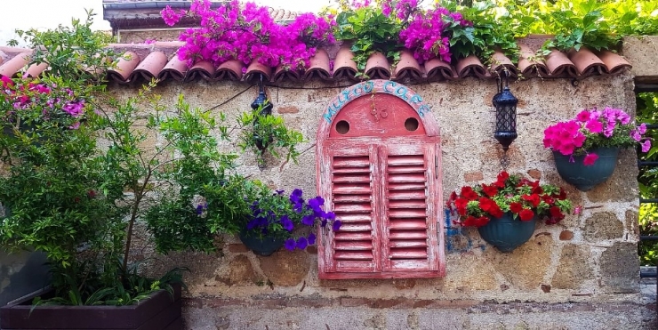 Kaleiçi Sokakları Çiçeklerle Süsledi