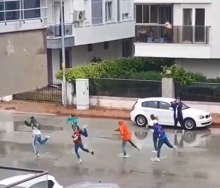 Kısıtlama Dinlemediler Sokak Ortasında Dans Ettiler