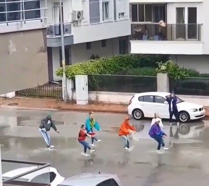 Kısıtlama Dinlemediler Sokak Ortasında Dans Ettiler