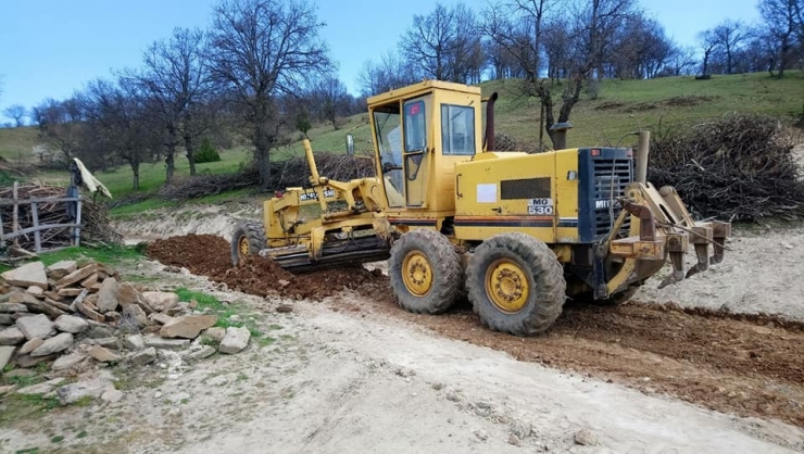 Aslanapa’da Köy Yolları Yapım Çalışmaları