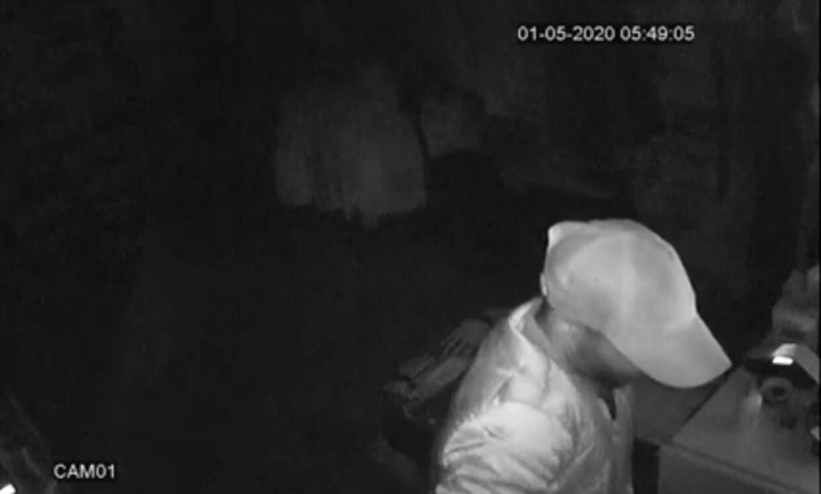 Tabanca Meraklısı Hırsız Kameraları Dikkate Almadan Silahları Çaldı