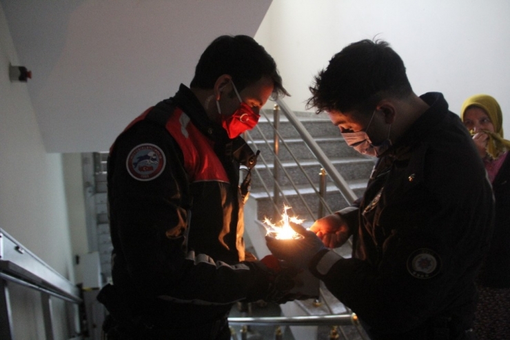 Bolu’da Polislerden Genç Kıza Doğum Günü Sürprizi