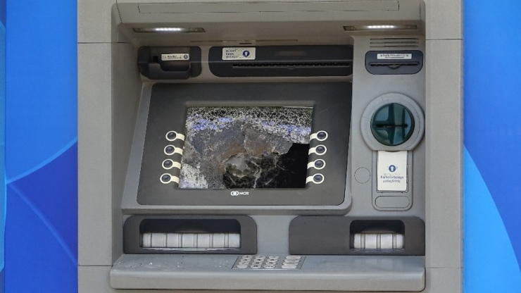 Babasına Kızıp Atm’leri Parçalayan Kadın: "Cinnet Geçirdim"
