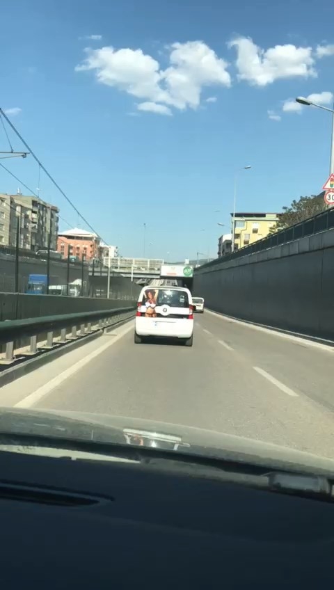 Trafikte Müstehcen Harekete Gözaltı