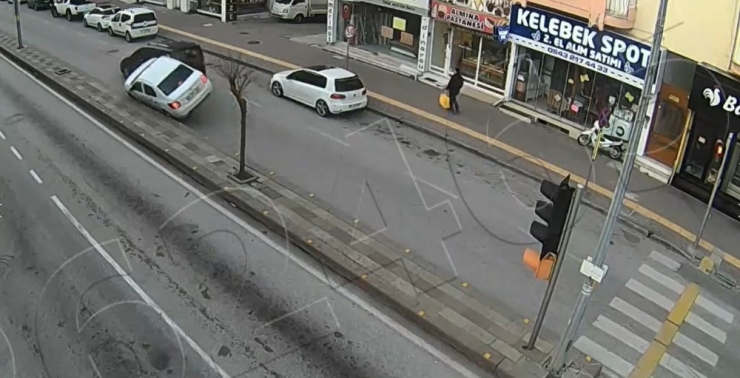 Çanakkale’de Kaza Anı Mobese Kamerasına Yansıdı