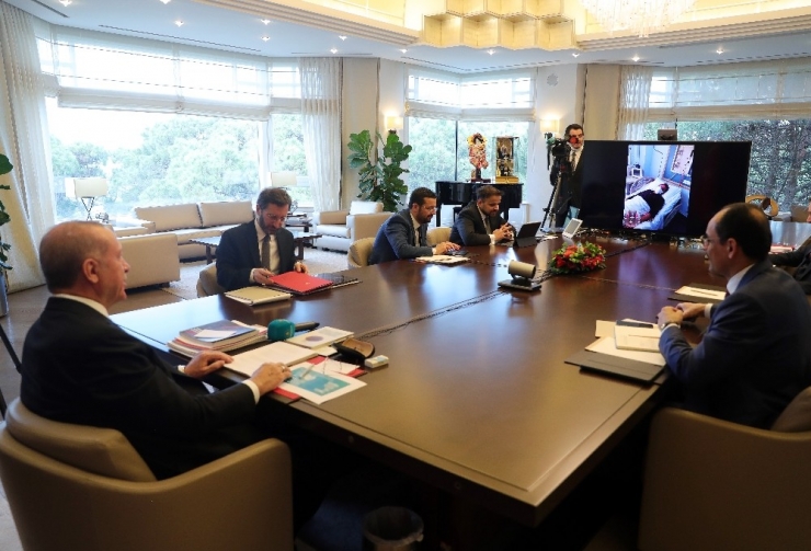 Cumhurbaşkanı Recep Tayyip Erdoğan, Cerrahpaşa Tıp Fakültesi Hastanesinde Sağlık Çalışanı Ve Hastalarla Video Konferans Yöntemi İle Görüştü.
