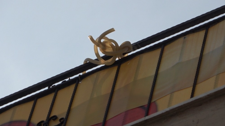 Boğazına Hortum Bağlayıp İntihara Kalkışan Şahıs 10 Metreden Aşağı Böyle Düştü