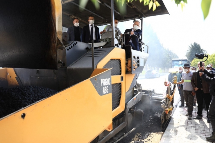 Büyükşehir’in Çivril’de Başlattığı Üst Yapı Çalışmaları Devam Ediyor