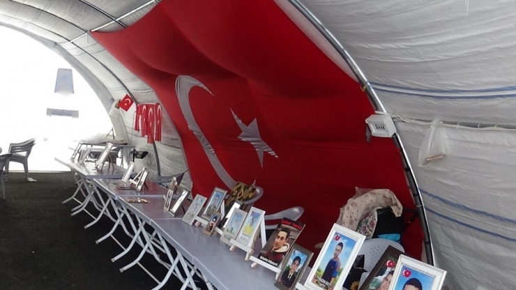 Hdp Önündeki Aileler Kısıtlama Nedeni İle Eylemlerine 3 Gün Ara Verdi