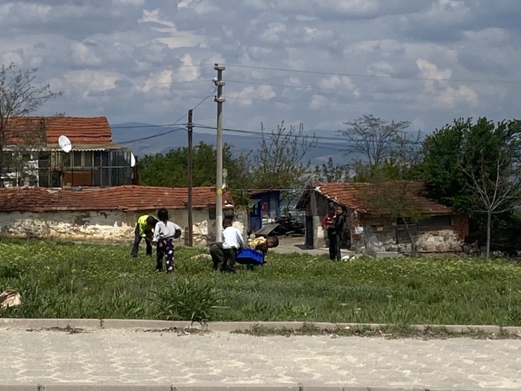 Yasağa Aldırmayan Sokaktaki Bu Çocukları Gören Yok Mu?