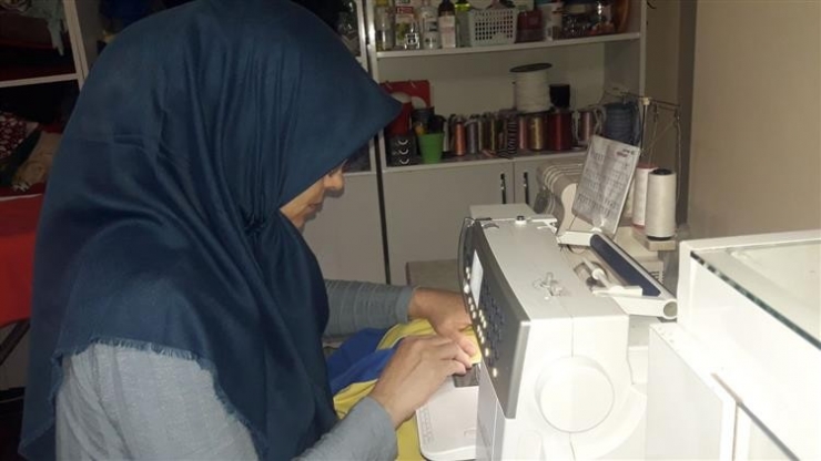 Bayramda Yüzleri Gülsün Diye Gece-gündüz Çocuklara Kıyafet Dikiyorlar