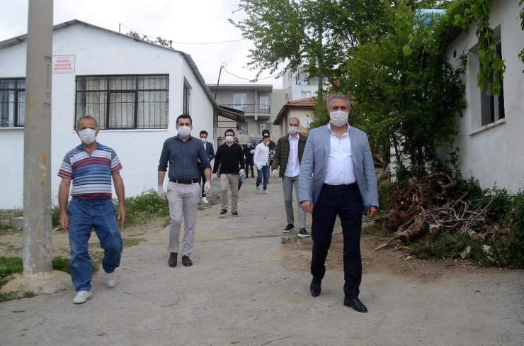 Kuşadası’nda Üretilen Maskeler Vatandaşlara Evlerinde Teslim Ediliyor