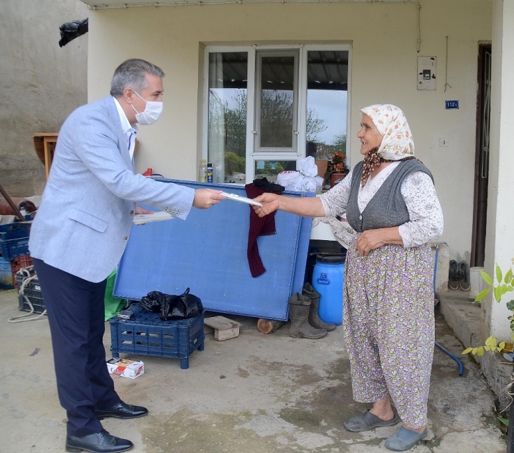 Kuşadası’nda Üretilen Maskeler Vatandaşlara Evlerinde Teslim Ediliyor