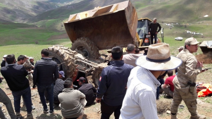 Yüksekova’da Traktör Devrildi: Sürücü 2 Saat Sonra Kurtarılabildi