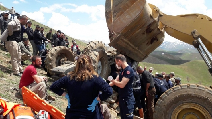 Yüksekova’da Traktör Devrildi: Sürücü 2 Saat Sonra Kurtarılabildi