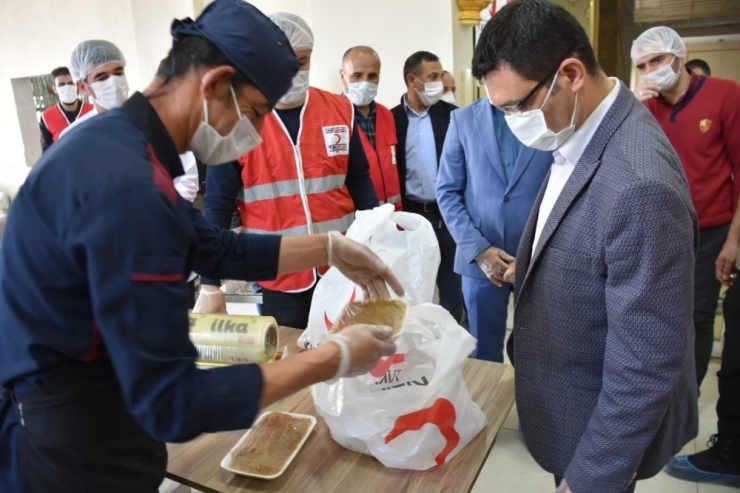 Kızılaydan Her Gün Bin Kişiye Sıcak Yemek