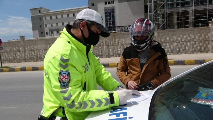 Sokağa Çıkma Kısıtlamasına Uymayan Vatandaştan İlginç Savunma: “Elim Hamurlu, Az Önce Hamur Yaptım”