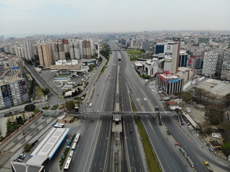 Sokağa Çıkma Kısıtlaması Nedeniyle Yollar Boş Kaldı