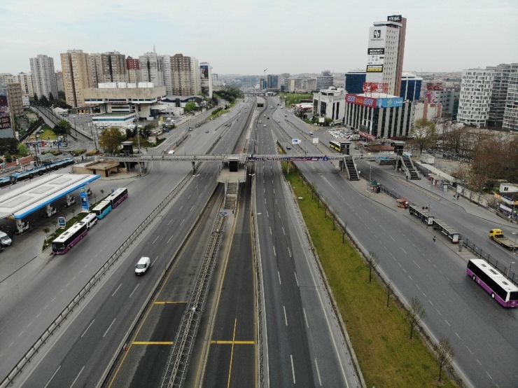 Sokağa Çıkma Kısıtlaması Nedeniyle Yollar Boş Kaldı
