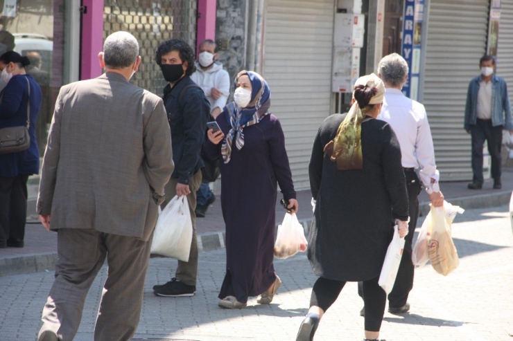 Sokağa Çıkma Kısıtlamasında Vatandaşlar Marketlere Akın Etti