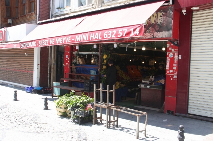 Kısıtlamanın Başlamasıyla Birlikte Market Ve Manavlar Kepenkleri İndirdi