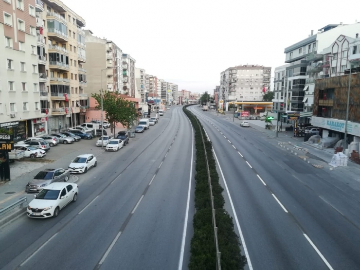 İzmir’de Cadde Ve Meydanlar Boş Kaldı