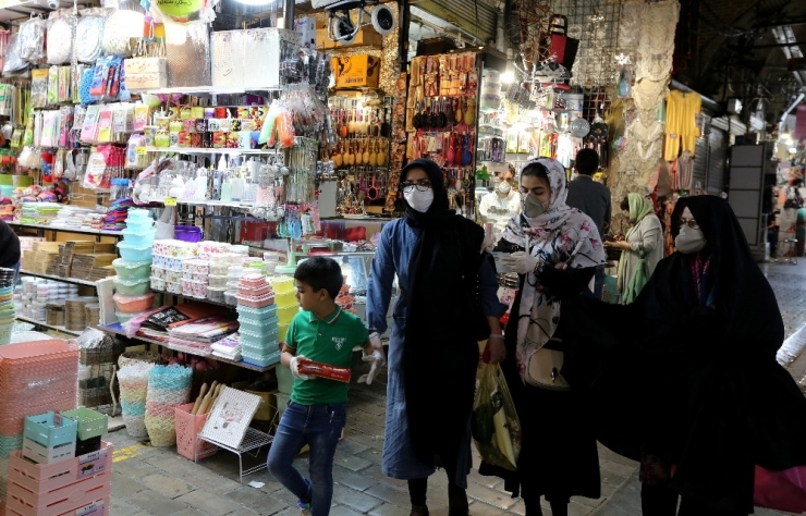 Tahran’da Toplu Taşımada Maske Zorunluluğu
