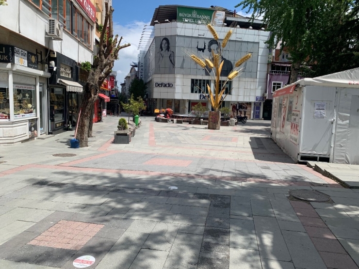 Isparta’da Caddeler 1 Mayıs Emek Ve Dayanışma Günü’nde Boş Kaldı