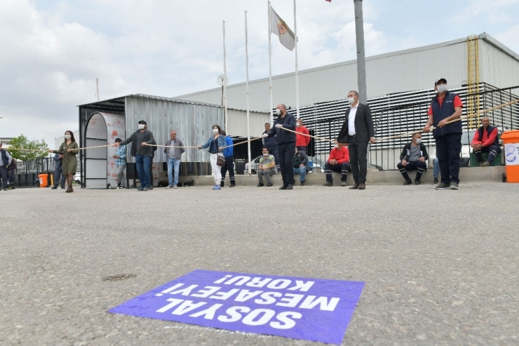 Fırça Saplarıyla Sosyal Mesafeli 1 Mayıs Halayı