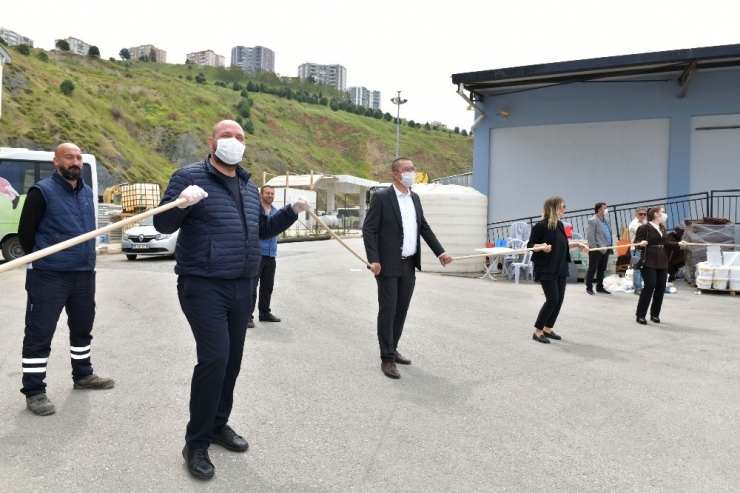 Fırça Saplarıyla Sosyal Mesafeli 1 Mayıs Halayı