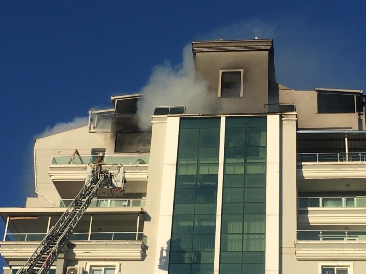 İzmir’de Hareketli Dakikalar: 10 Katlı Bina Boşaltıldı