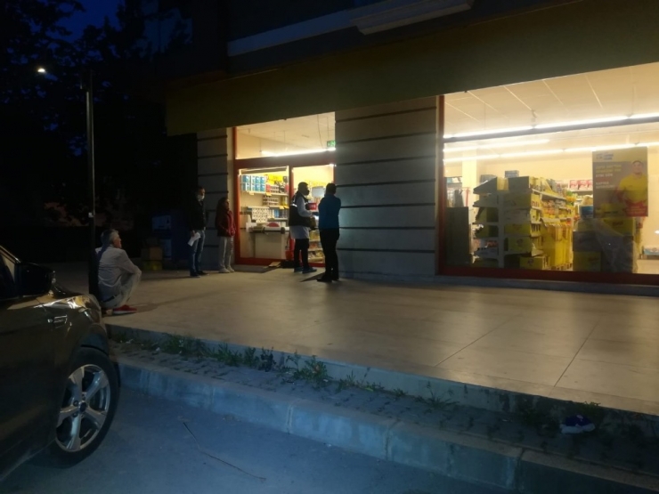 İzmir’de Süpermarket Zincirinden 4 Dakikada 500 Liralık Hırsızlık