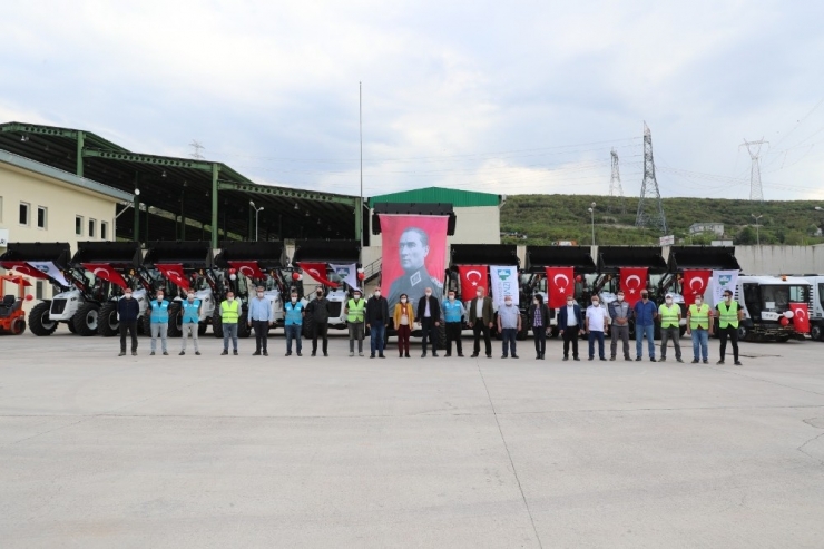 İzmit Belediyesi Satın Aldığı 27 Milyon Tl Değerindeki İş Makinelerini Filosuna Kattı