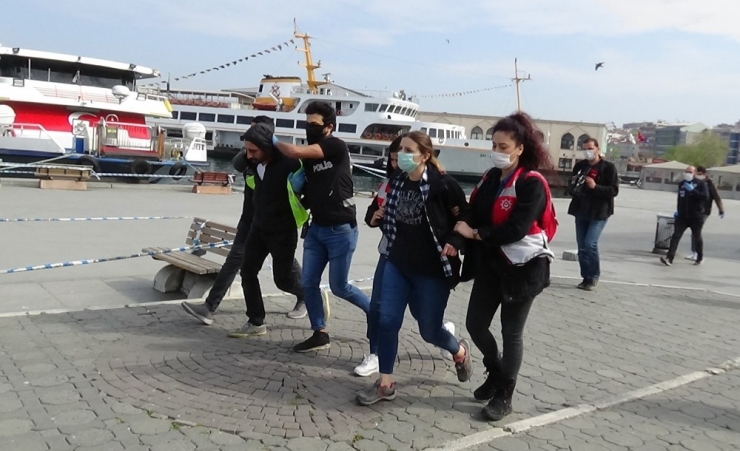 Kadıköy’de Sokağa Çıkma Kısıtlamasına Rağmen 1 Mayıs Protestosu