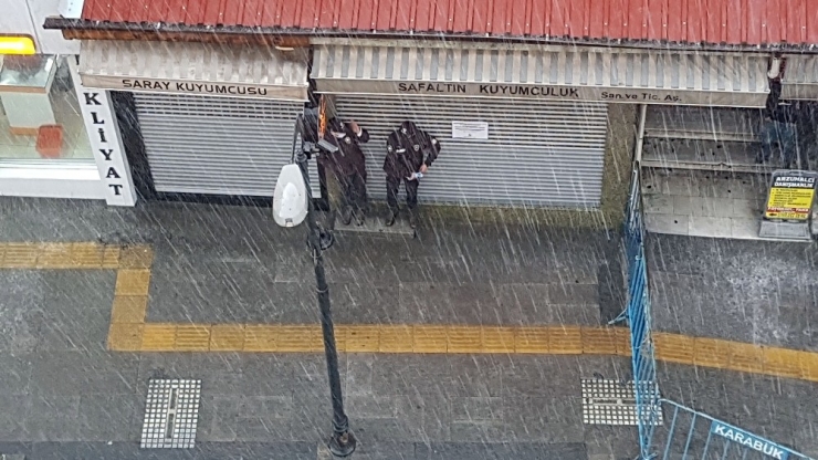 Yağmur Aniden Bastırdı, Yollar Göle Döndü