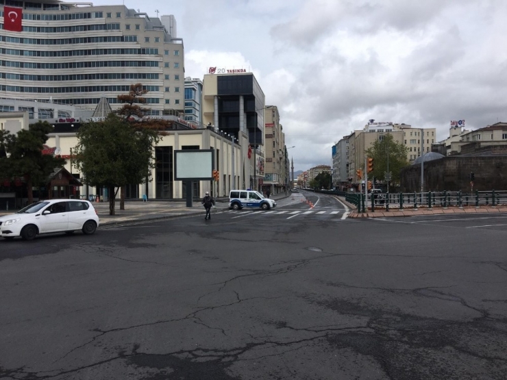 Kayseri’de Sokak Ve Caddeler Boş Kaldı