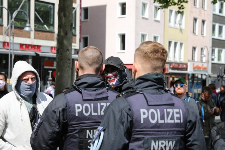 Köln’de Sosyal Mesafeli 1 Mayıs