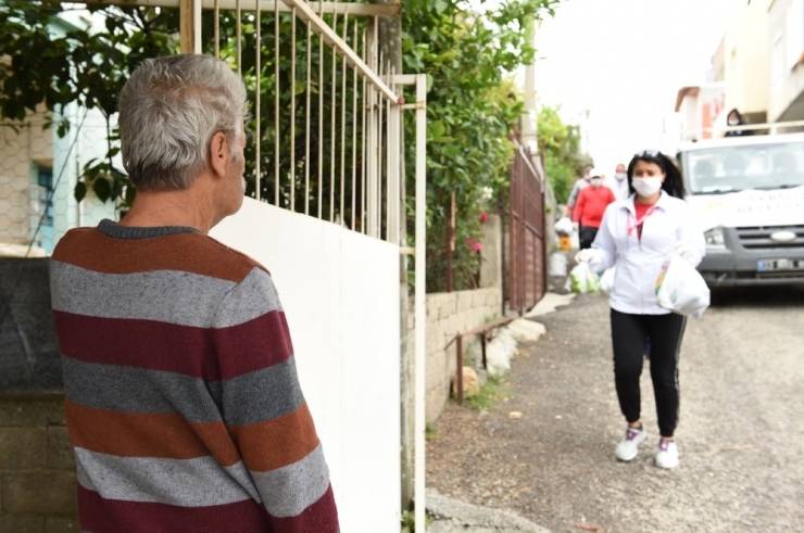 Tarsus Belediyesi, Çiftçilerden Aldığı Mahsulleri Vatandaşa Dağıtmaya Devam Ediyor