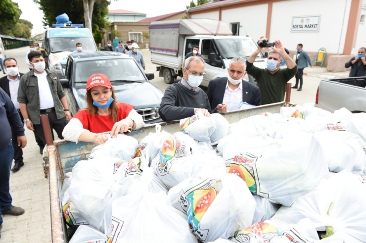 Tarsus Belediyesi, Çiftçilerden Aldığı Mahsulleri Vatandaşa Dağıtmaya Devam Ediyor