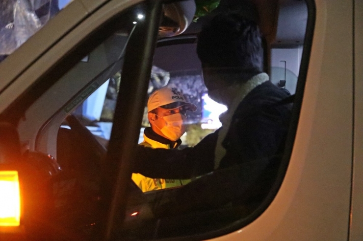 Kısıtlamanın İlk Dakikalarında Sokakta Olan Vatandaşlar Polis Tarafından Evlerine Gönderildi