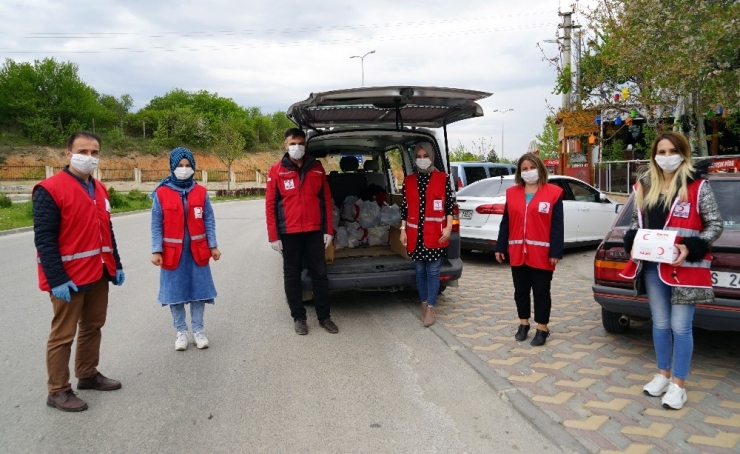Memleketlerine Gidemeyen Yabancı Öğrencilere Kızılay’dan Yardım