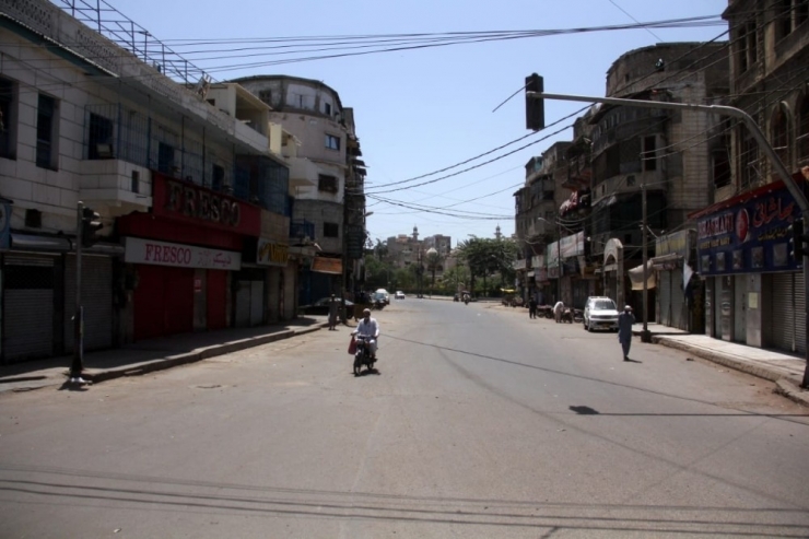 Pakistan’da Sosyal Mesafeli Cuma Namazı