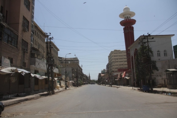 Pakistan’da Sosyal Mesafeli Cuma Namazı