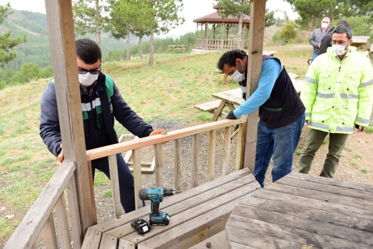 Çorum’da Bank Ve Kameriyeler Koronavirüs Sonrasına Hazırlanıyor