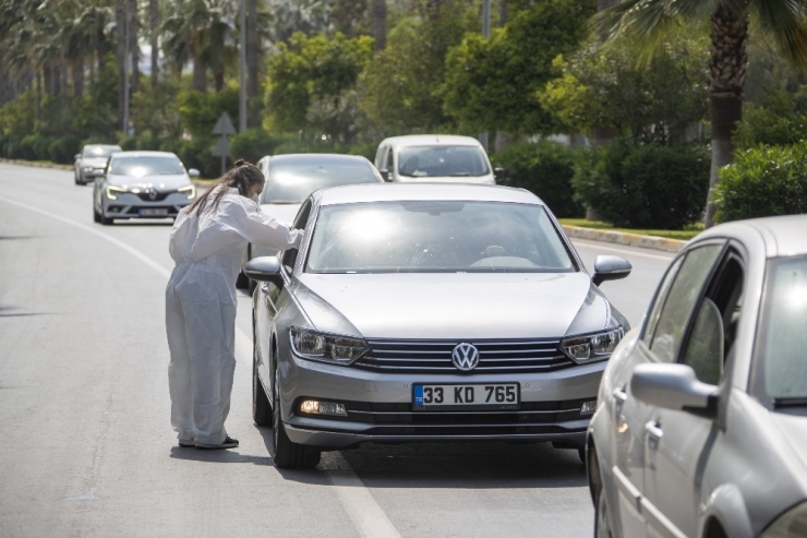 Mersin’de Trafik Işıklarında Sağlık Paketi Dağıtılıyor
